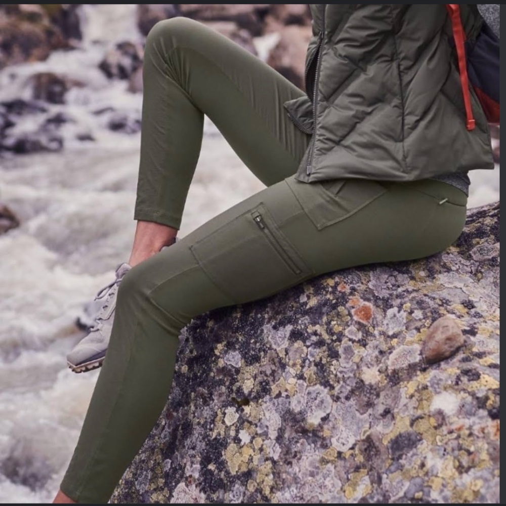 Athleta Headlands Hybrid Cargo Tight / Pant Size 2